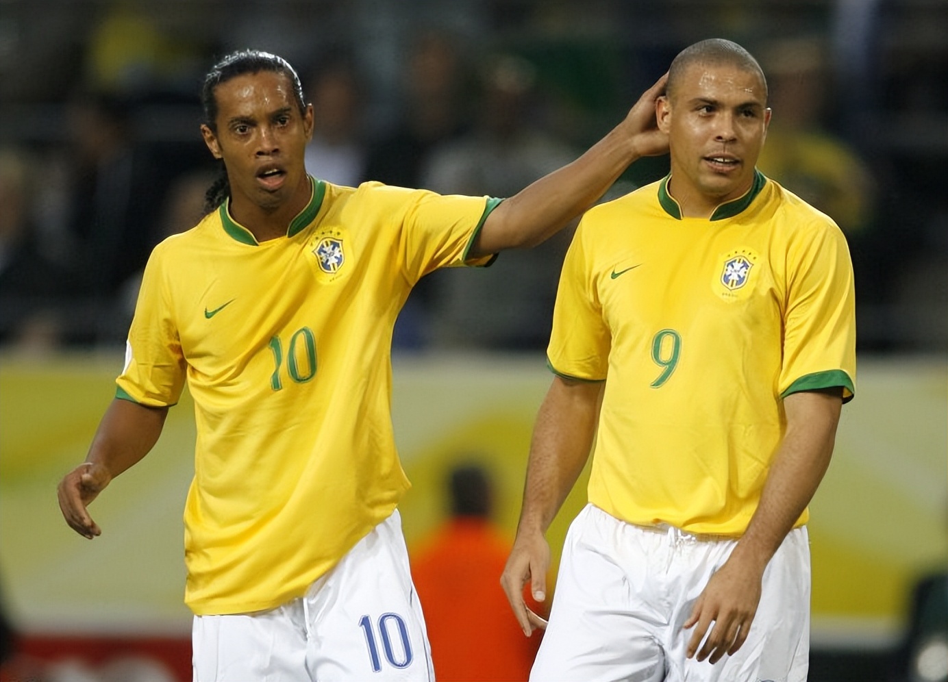 他每天酗酒泡吧，跟女人纵欲自甘堕落，从足坛巨星神坛沦落为笑柄