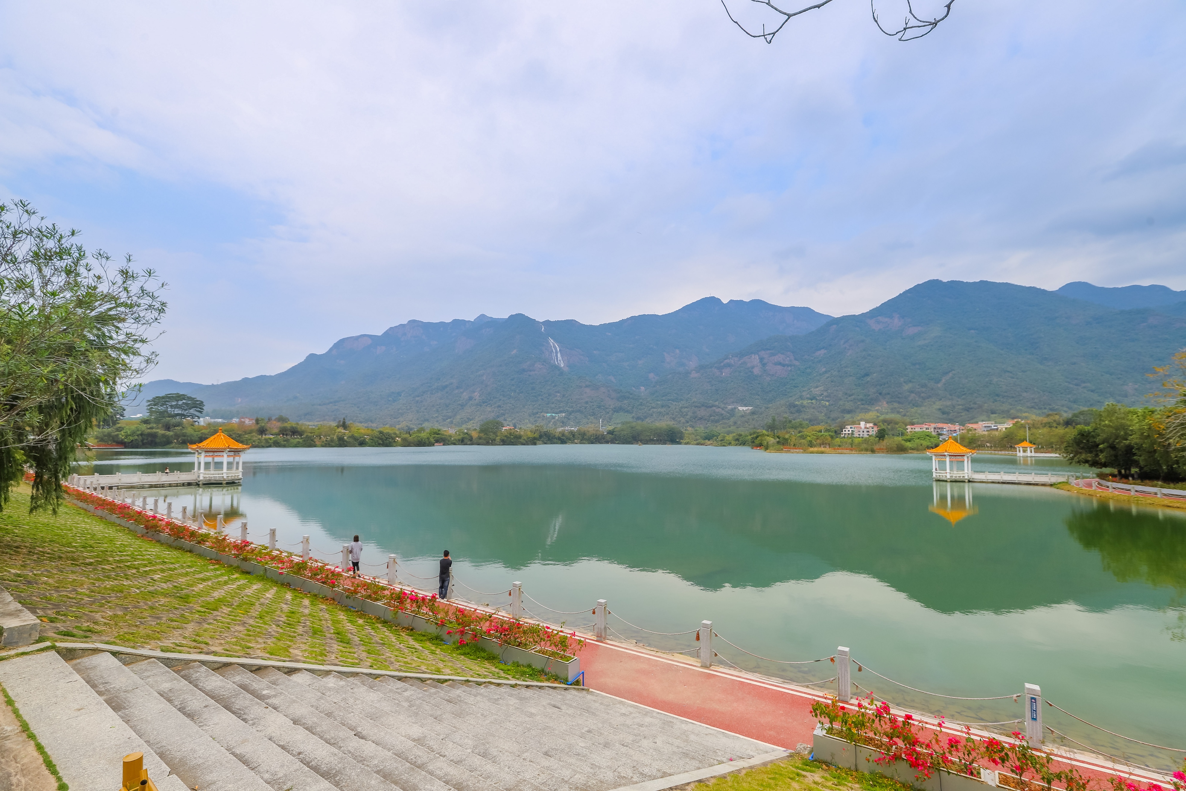 距离九寨沟不远的景点,距广州一千公里的地方