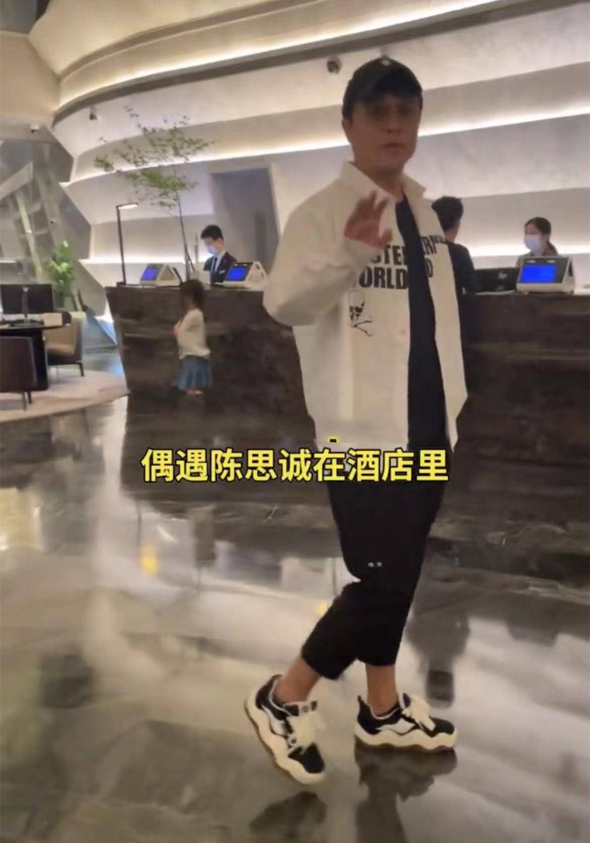 陈思诚逛夜店,陈思诚现身酒店视频