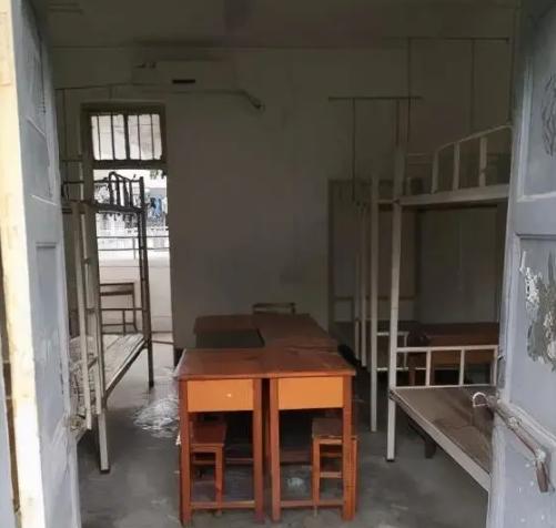 女生宿舍上铺摔下来,女生从宿舍上铺摔下致死