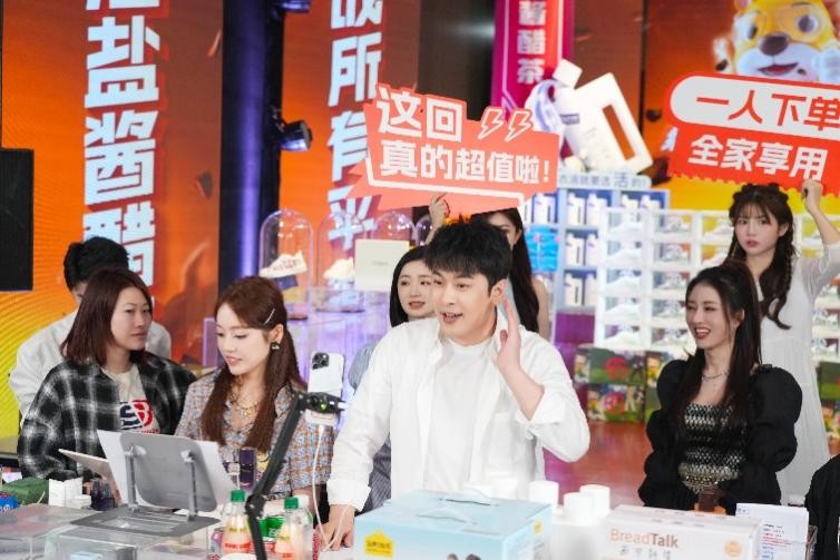 辛巴辛有志带货直播表现亮眼，助农销售玉米1万余公斤