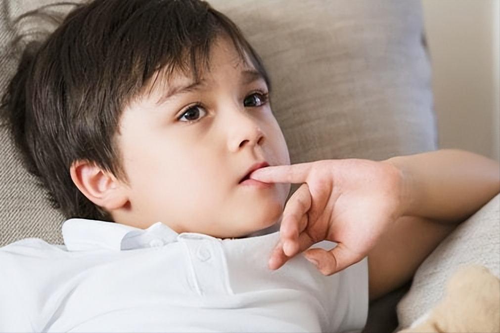 孩子有双排牙,小孩长双排牙前面的乳牙很松没掉