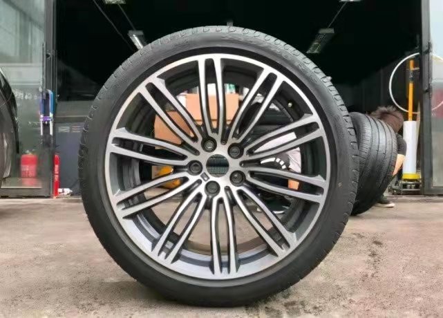 宝马原厂胎是什么品牌的,宝马换胎要换一样的吗