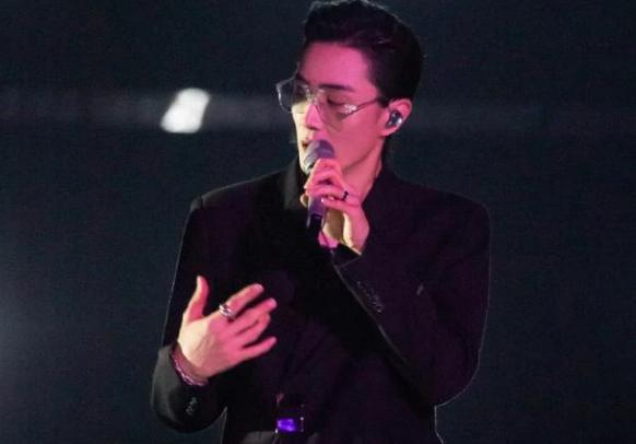 “被小三”的戚薇，背锅8年不坑声，她的聪明你想不到