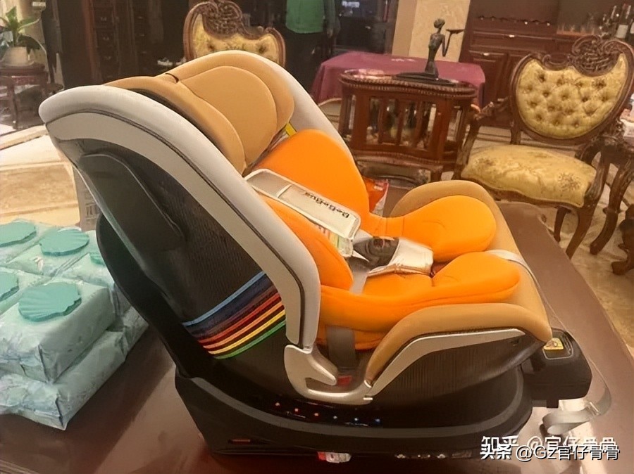 刚出生的小孩能坐汽车安全座椅吗,一出生就可以坐安全座椅吗