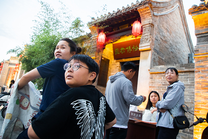 豫北老街体验市民夜生活，青年人摆地摊烟火气息浓，千年古城火了