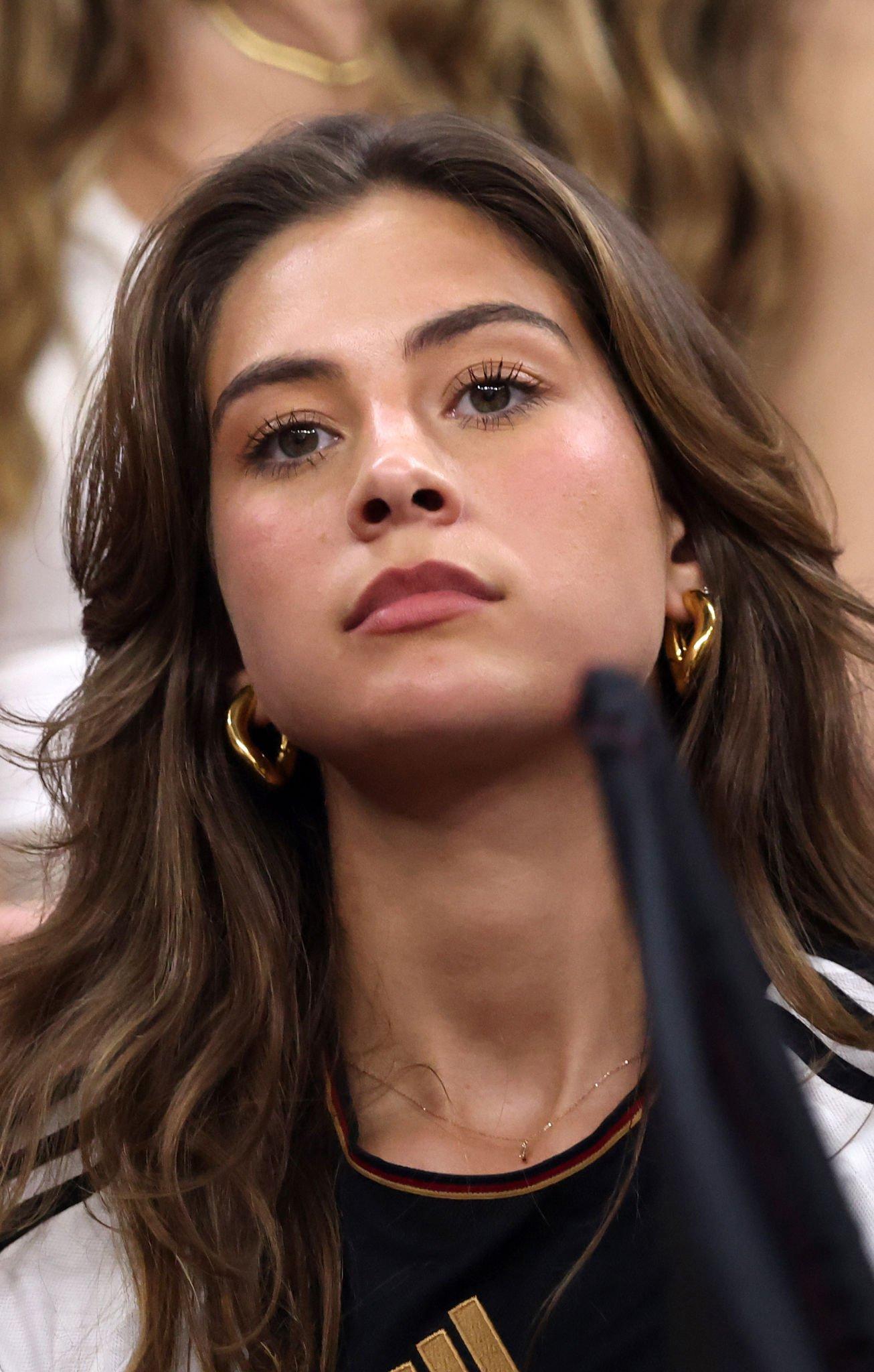 爱狗，爱足球，爱哈弗茨：撞脸乔治娜的内向模特与德国新星的故事