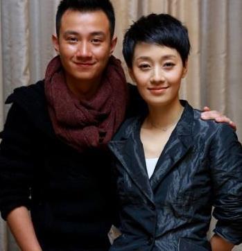 助理伺候明星捏脚,助理伺候明星跪下打伞