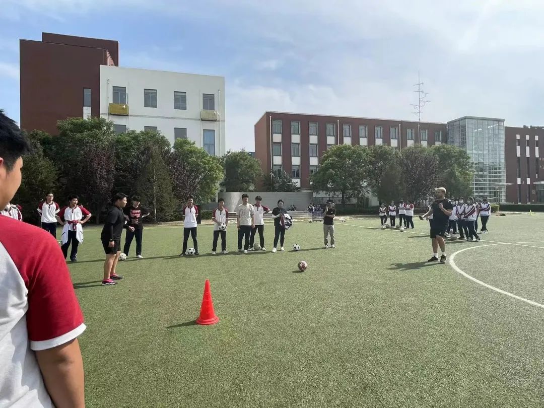 体验足球快乐成长,感受足球魅力弘扬体育精神