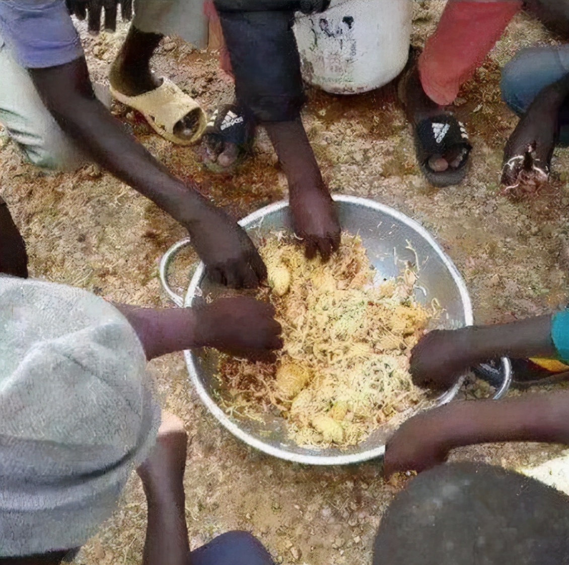 故事:非洲22岁小伙吃沙子上瘾,一天要吃五斤,身体发生怎样改变