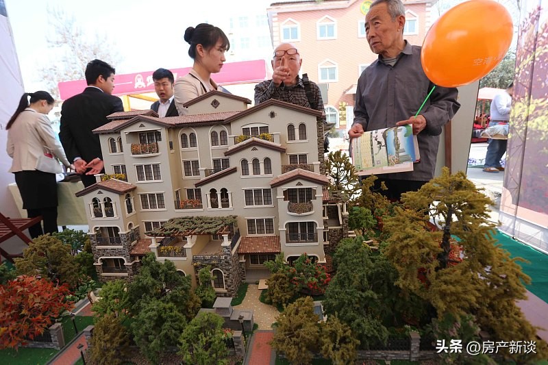 顶楼带露台和一楼带花园哪个好,100平方顶楼复式带露台花园