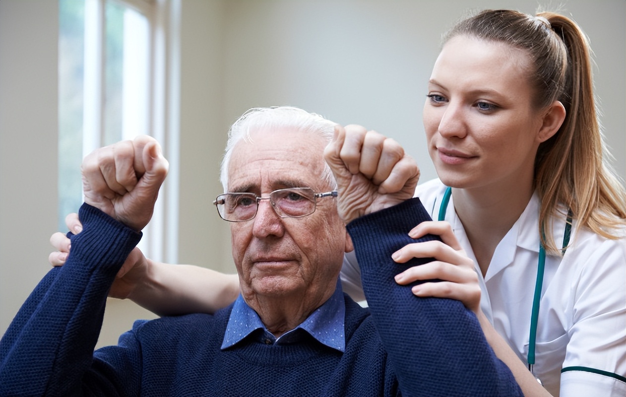 家人突发脑出血咋办?医生教你3个家庭急救办法,关键时候能救命