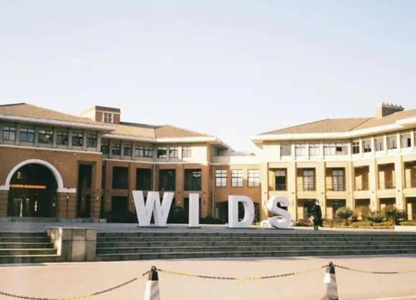 成龙武汉设计工程学院见面会,成龙出席武汉大学典礼