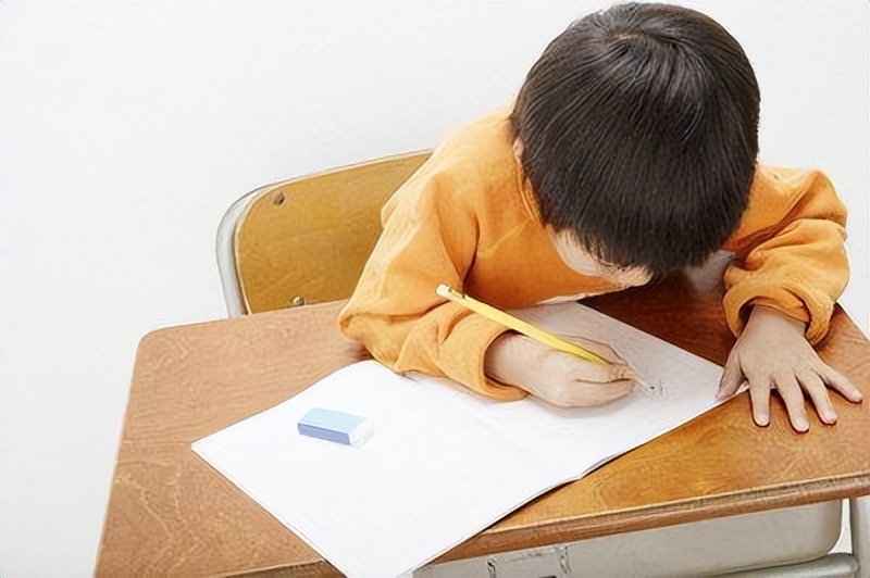 马上开学了，别往孩子书包里放这几种文具，可能偷走孩子健康