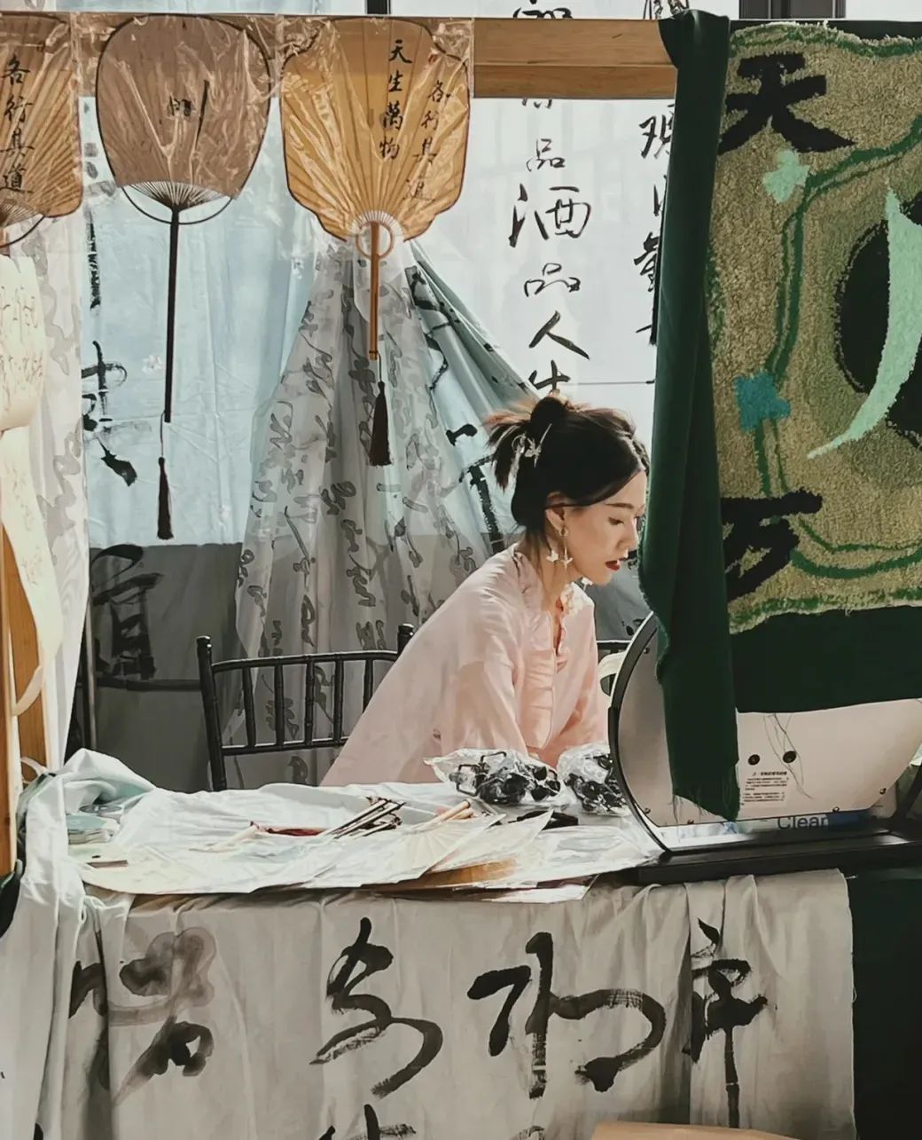 95后夫妻摆摊月入过万,摆地摊年薪百万