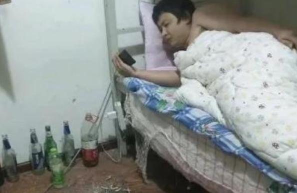 大学舍友半夜打游戏学校管吗,大学生宿舍打游戏影响别人休息