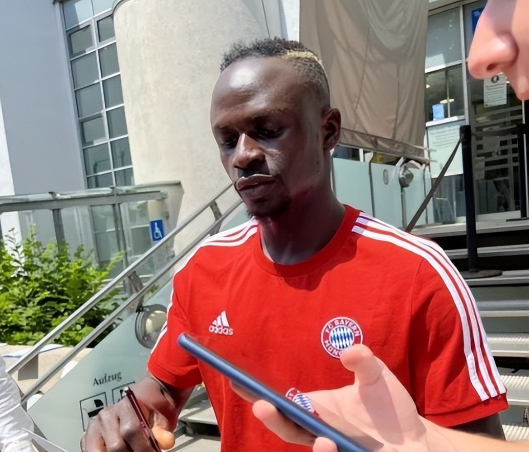 马内转会拜仁接班莱万，记者采访展现高情商，球迷终于松了口气