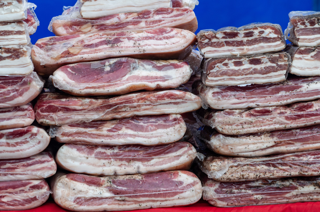 东北小伙吃俄罗斯生猪肉,生吃俄罗斯肥肉