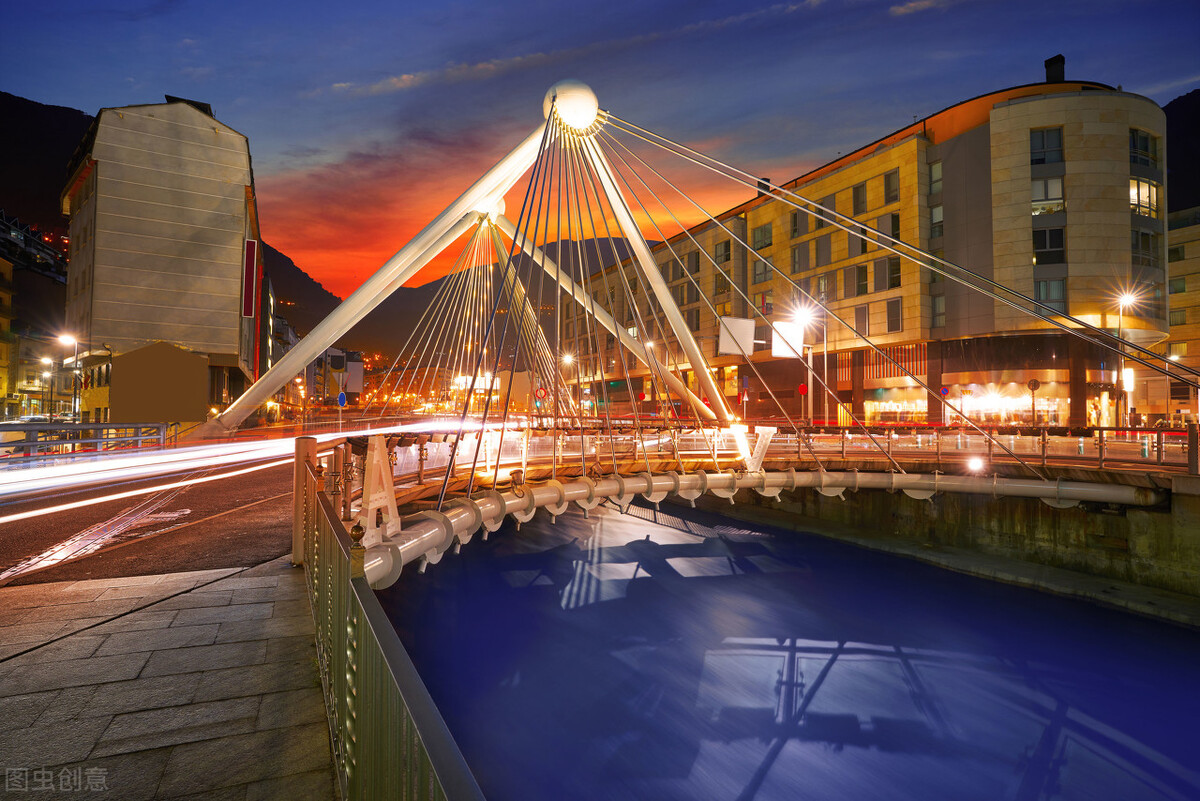 法国巴黎著名景点英文介绍,巴黎名胜古迹详解