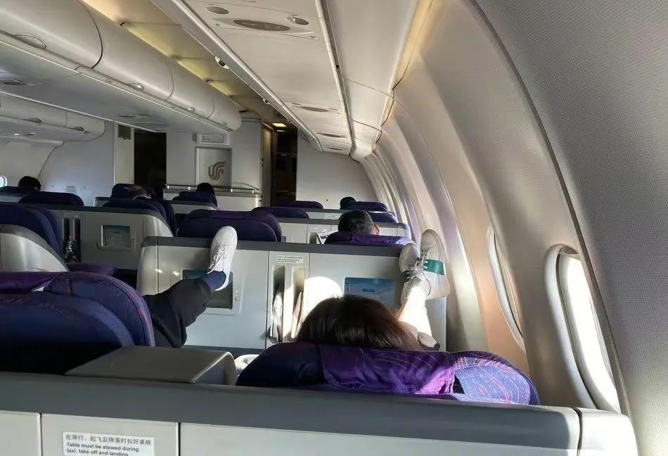 李一桐飞机上不雅动作被骂惨，遭人民日报批评，没素质明星不止她