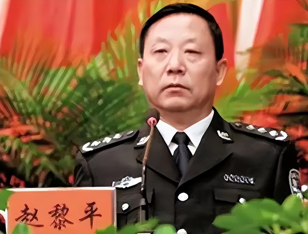 内蒙公安“巨虎”，*养包**13岁女孩，每天会所喝大翻牌伺候