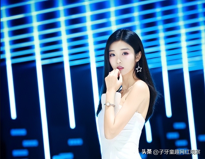 笑容甜美的气质车模,顶级车模惊艳亮相笑容甜美