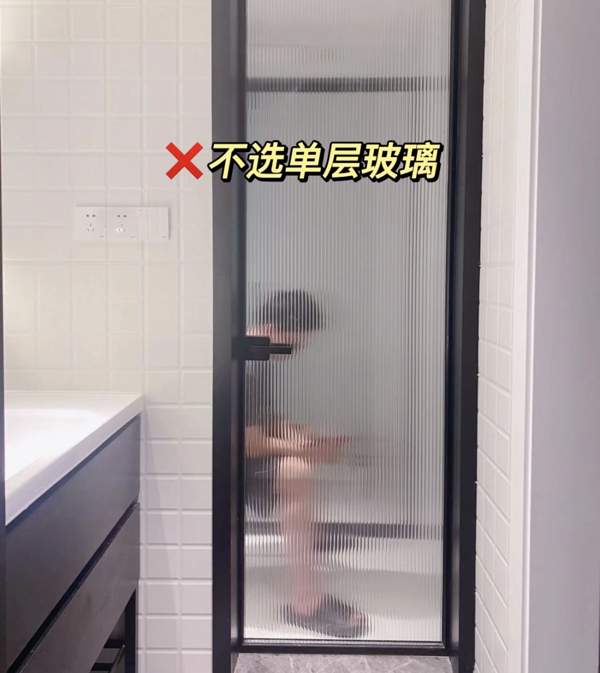 换了1次卫生间门，我终于知道了铝镁合金玻璃门和实木门的区别