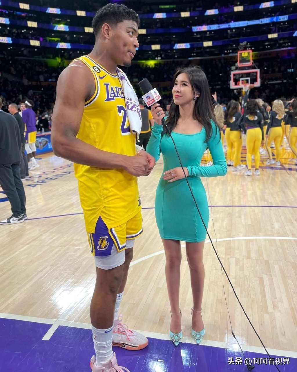 气质减龄女主持装,女主播显身材穿衣推荐