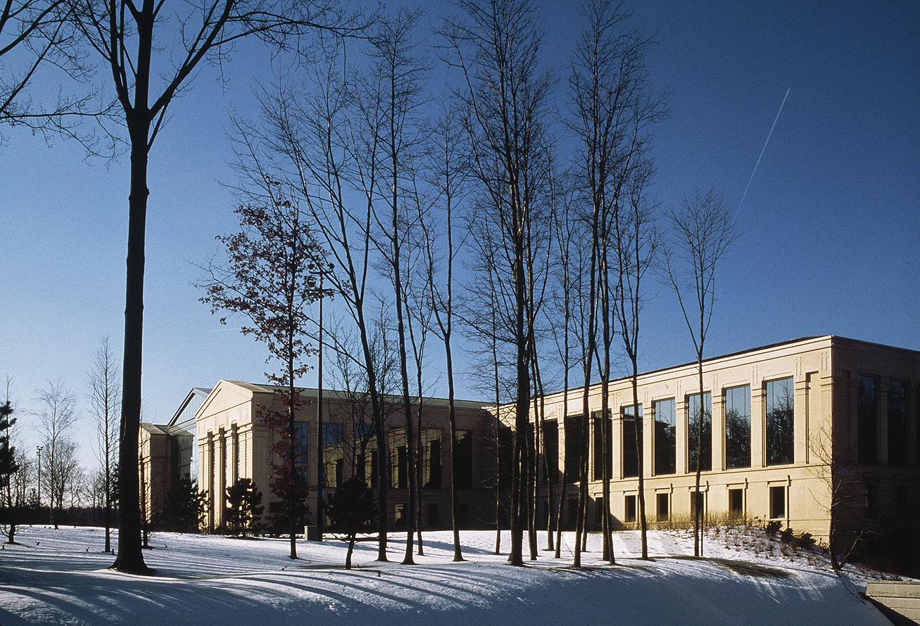 扔向俄罗斯的“金融*弹核**”SWIFT，它的总部是座怎样的建筑？