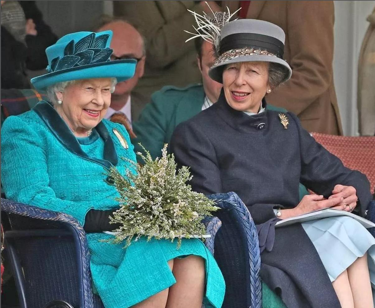 这位公主奶奶太会穿：72岁穿金戴帽，优雅贵气一眼看见