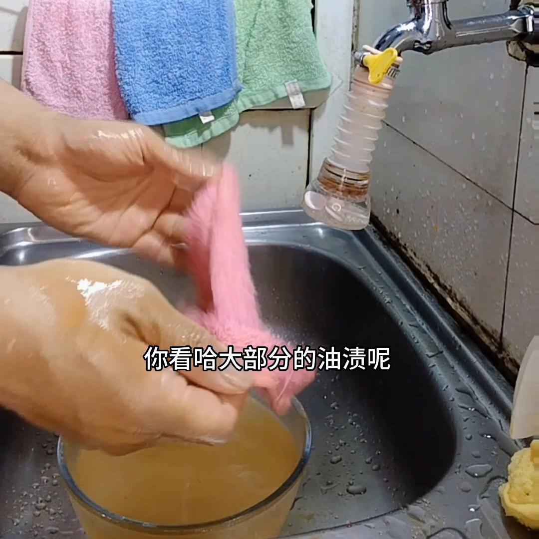 辣椒油弄到衣服上怎么洗掉,辣椒油溅到白衣服上怎么办