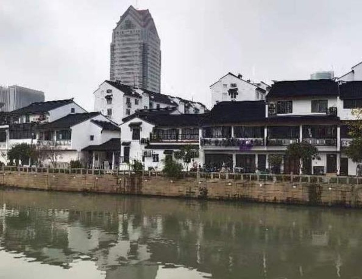 当今苏州的石路跟观前街相比，显然冷清多了，为什么呢