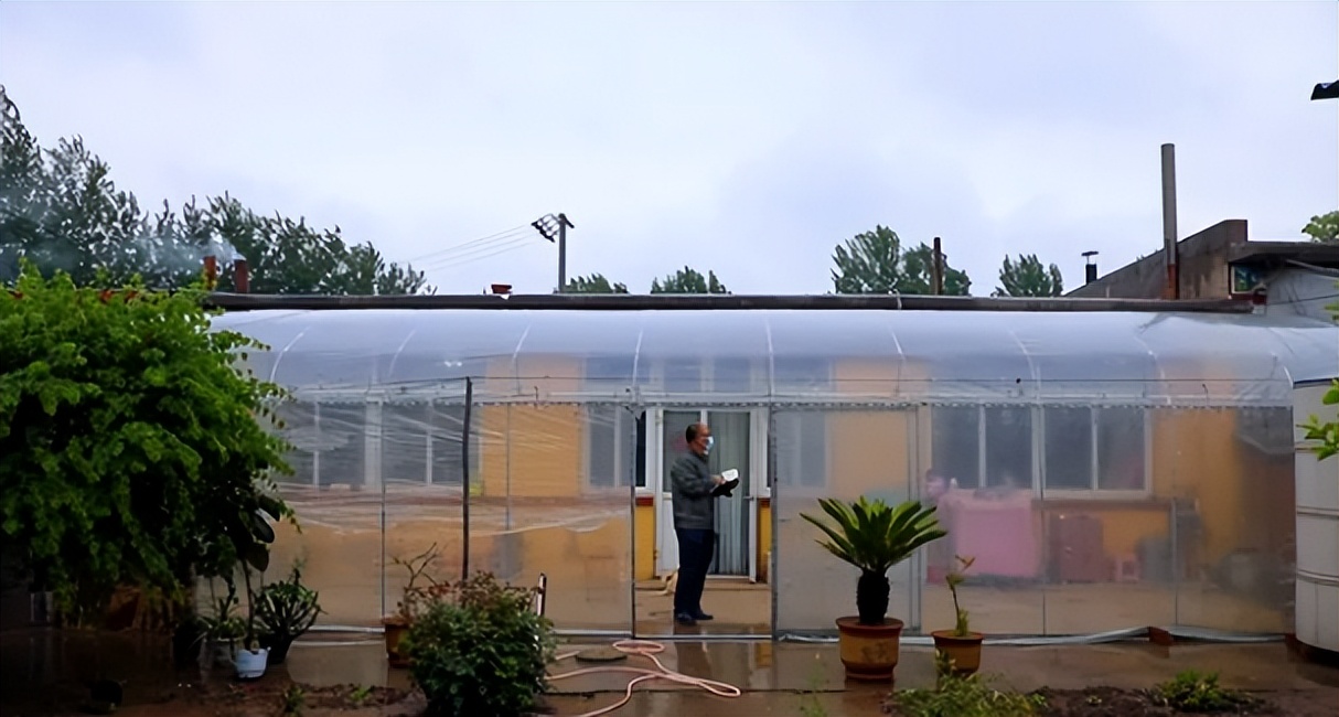 河南一户人家买了一块塑料布，让室内外温差达到23℃，什么原理？