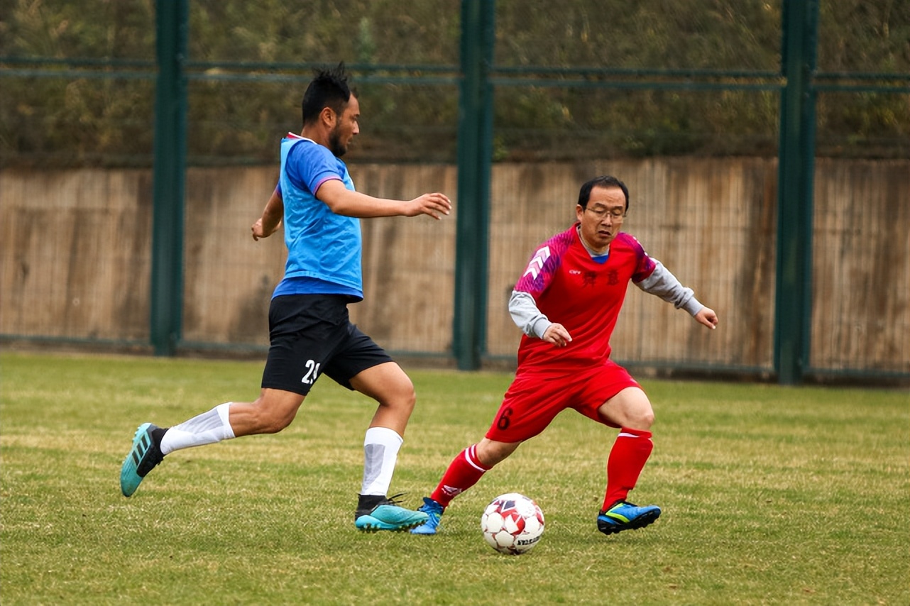 过“足”瘾放开踢云南高标准足球场地助力县域足球赛成功举办