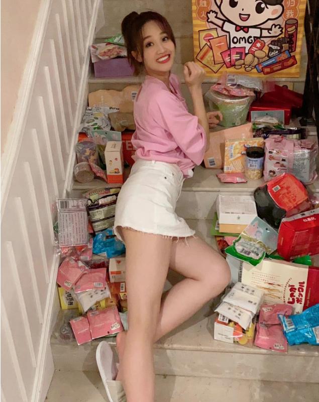 “豆腐花”的牛仔短裤搭配粉色短袖，蓝盈莹大型吃货现场！