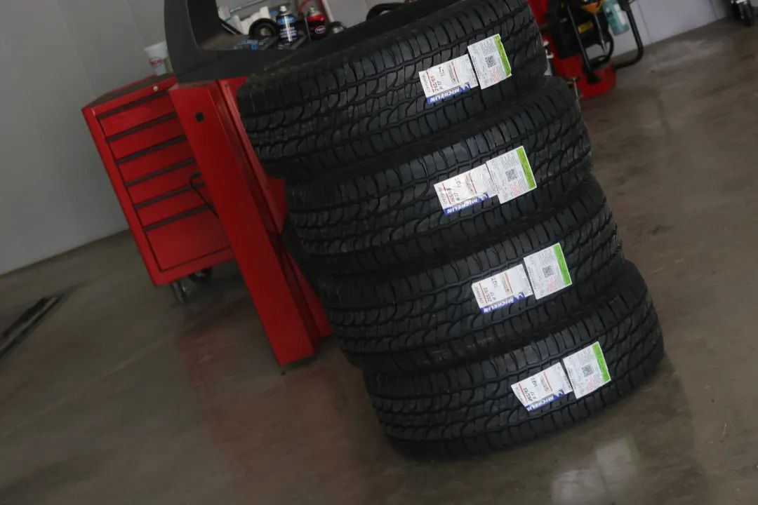 2003年的丰田老霸道，33万公里“车况残旧”，翻新复活变新车