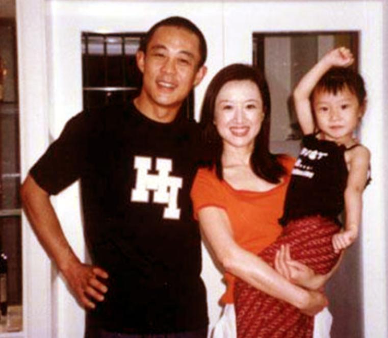 51岁侯勇携小娇妻出游好风光,54岁侯勇与三婚娇妻逛街