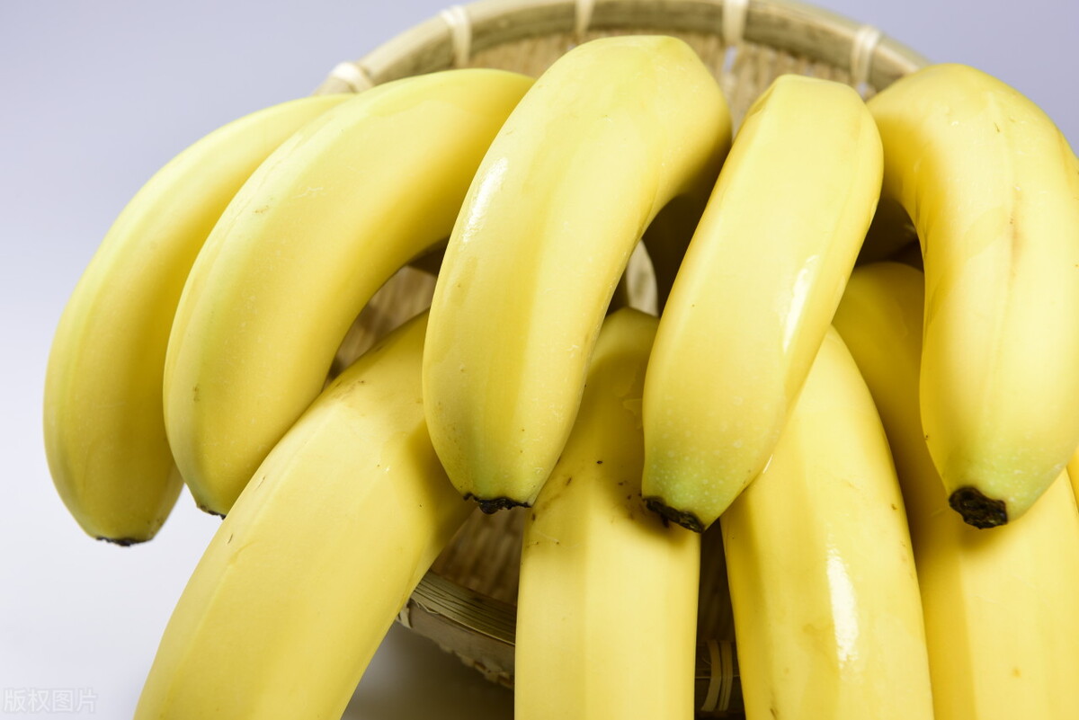香蕉放几天就变黑？老果农教你两个绝招，香蕉放半个月都新鲜不坏