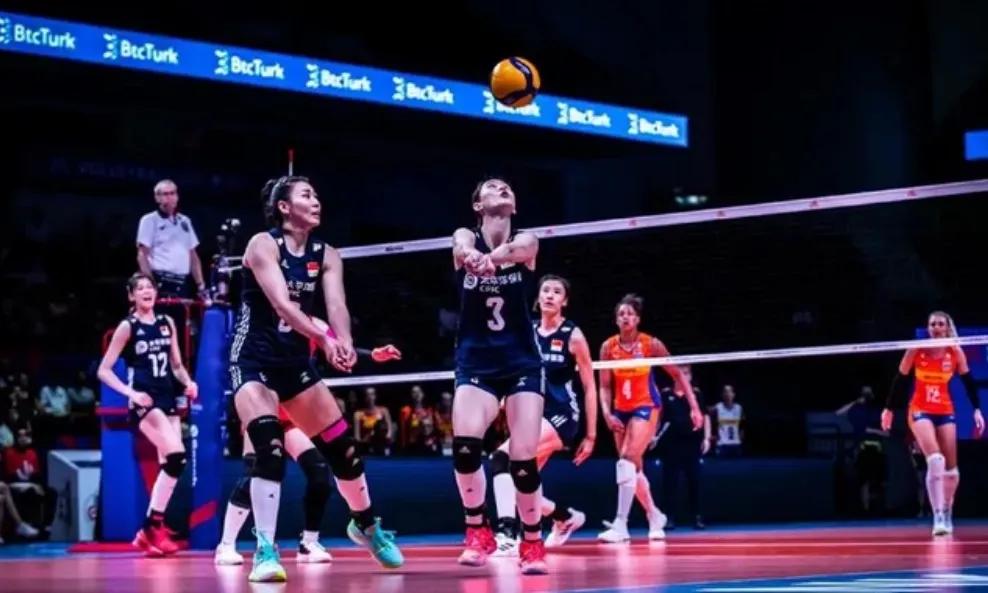 既要做到文明看球，更应该爱护和善待每一位运动员