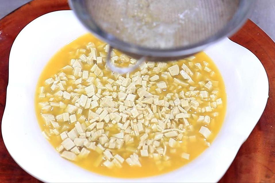 大豆含钙量多还是牛奶含钙量多,补充钙质和吃一点含钙高的食物