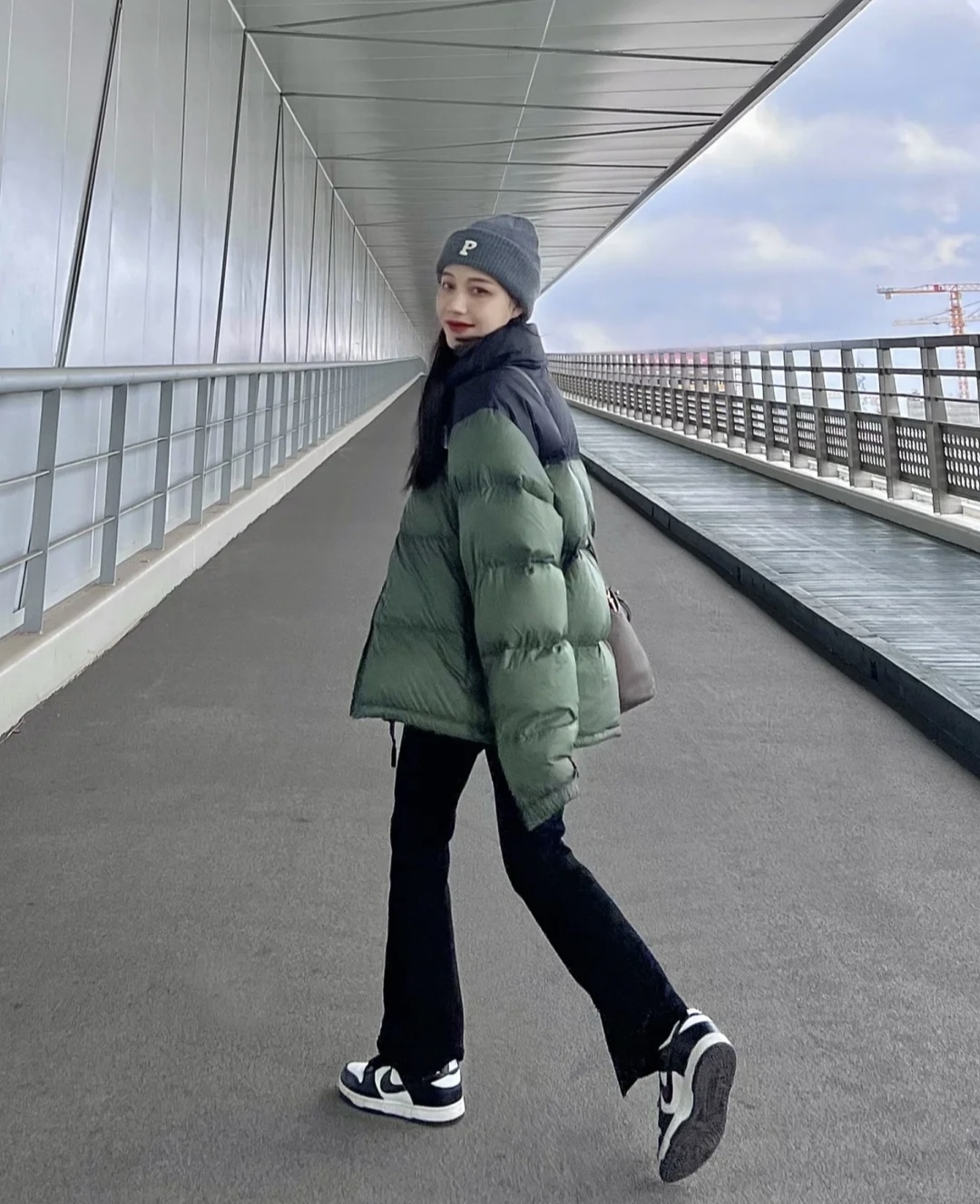 羽绒服搭配什么裤子女孩,女羽绒服和裤子配什么鞋子好看