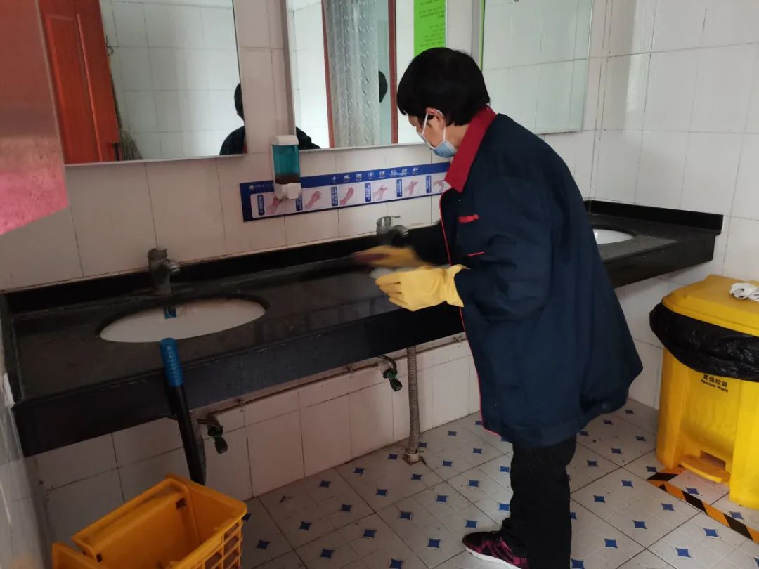 落实防疫政策全力开学护航-郑州市第八十八中学在行动