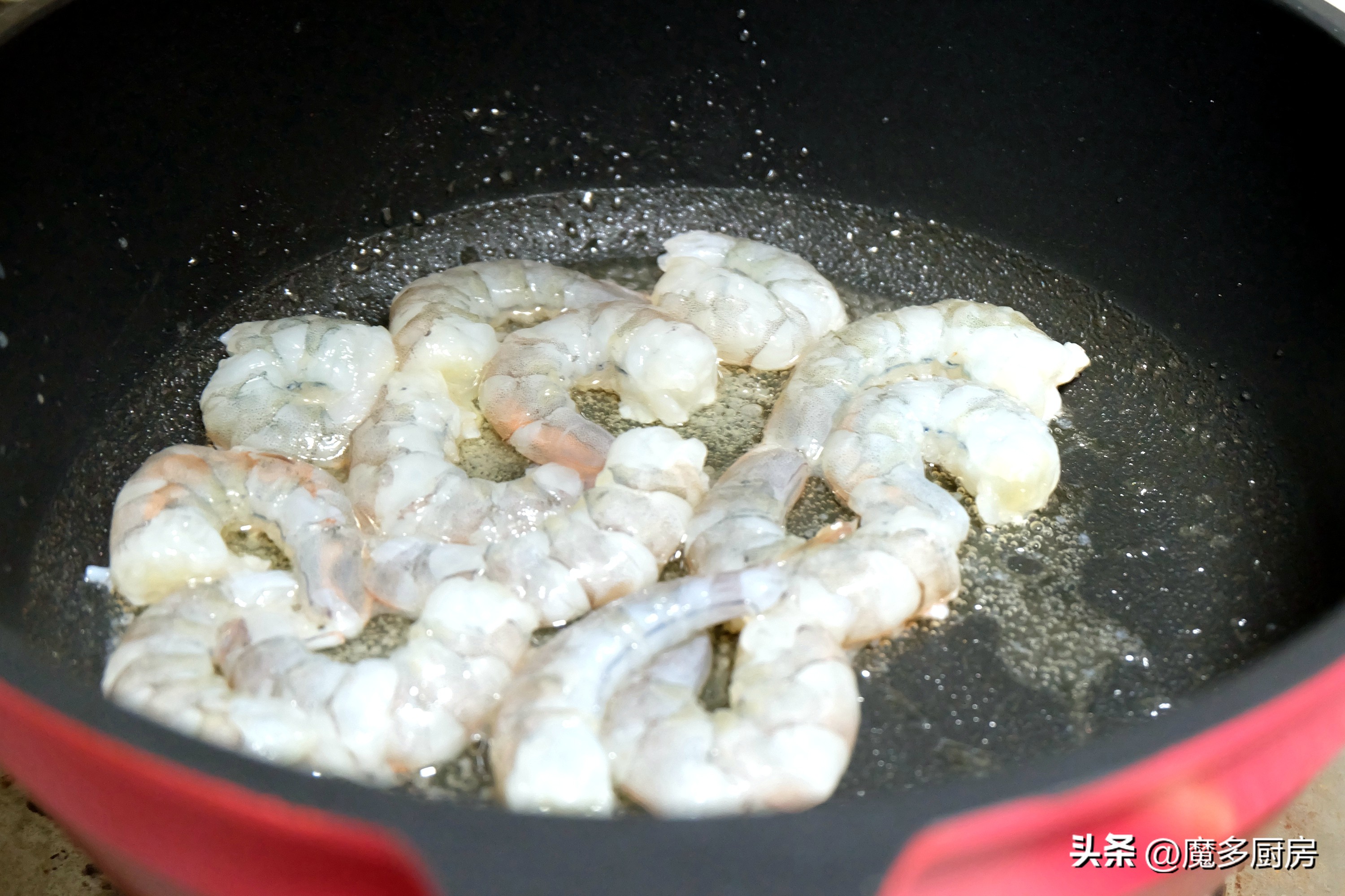 虾洋葱芹菜青椒一起炒,虾仁香芹洋葱做法