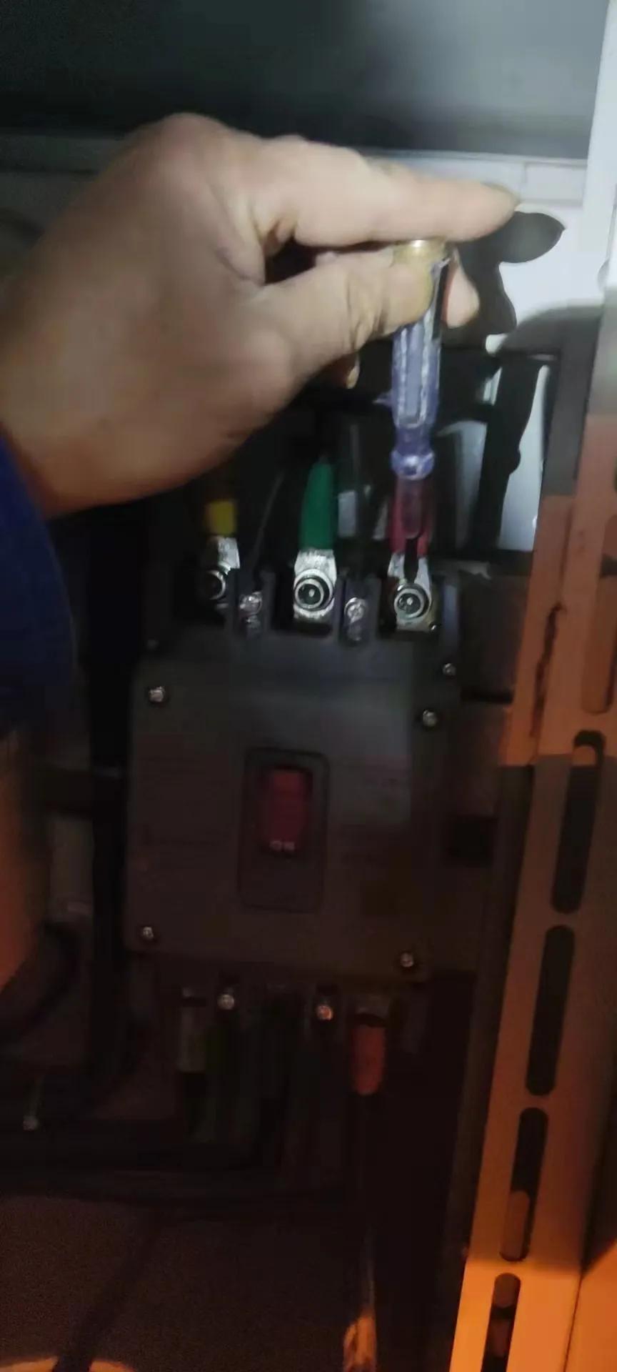 全台区客户夜间灯关了还微亮，怀疑零火线接反，使出绝招找到问题