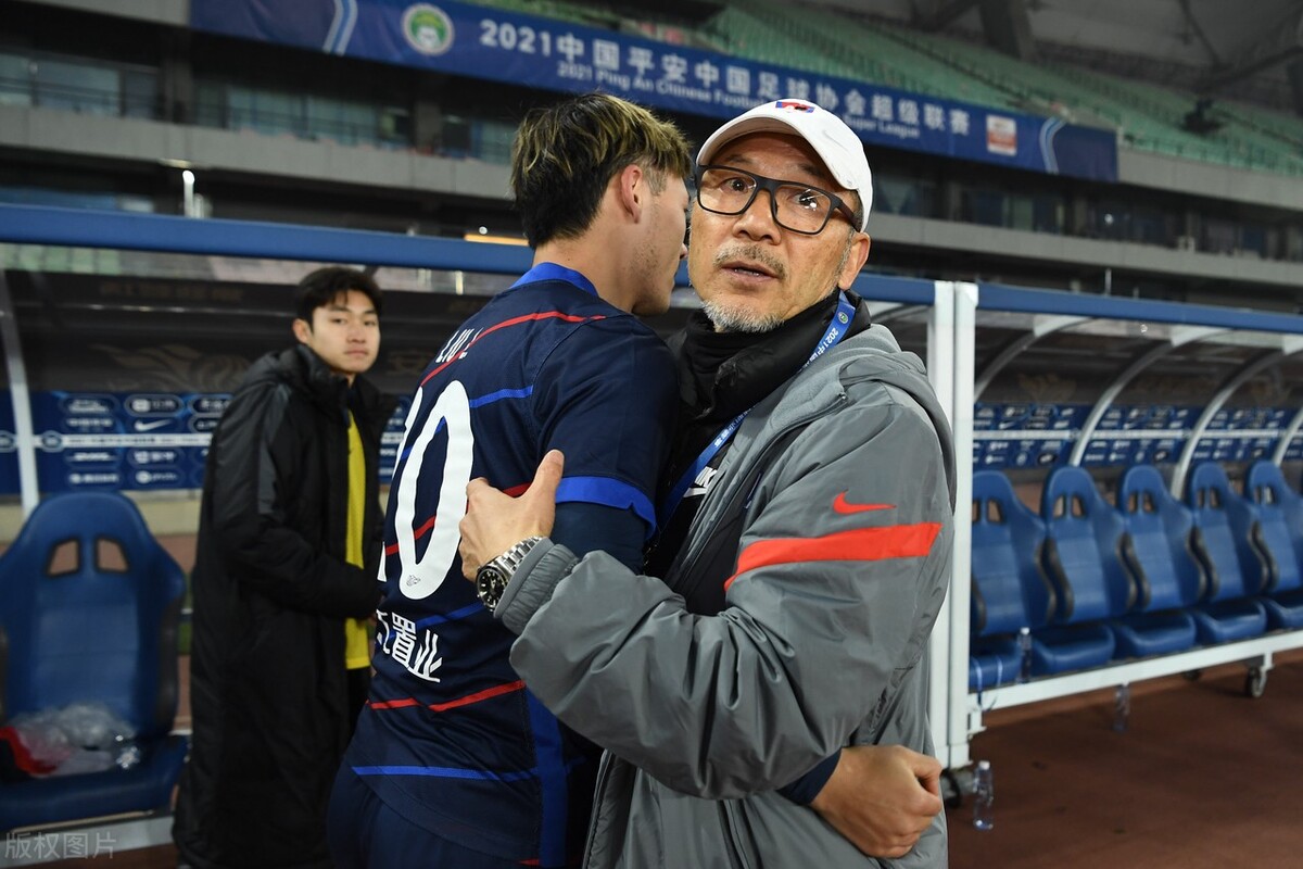 他是重庆队最受尊敬的主教练，球队长期欠薪，却依然能坚守到现在