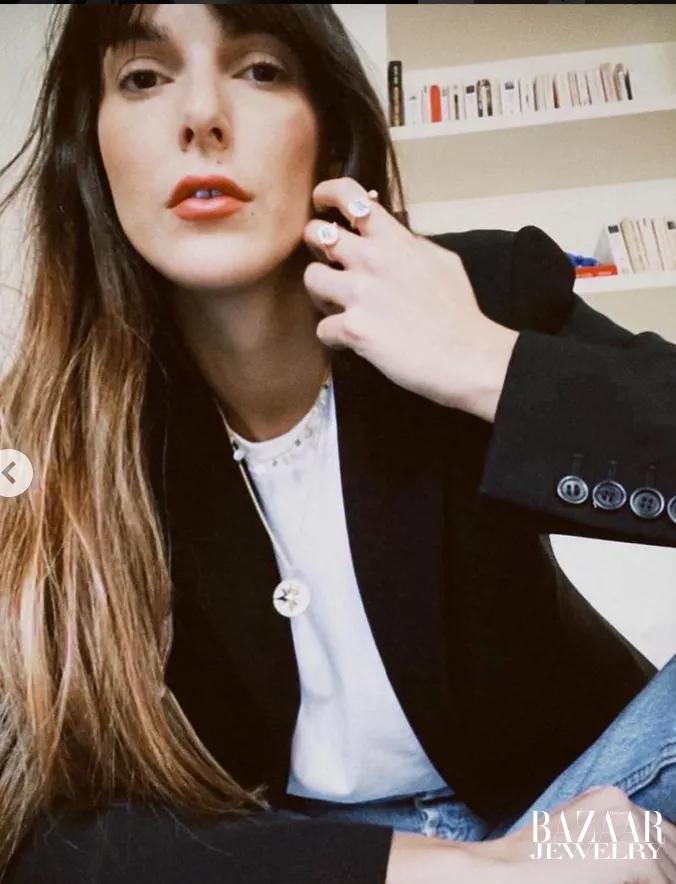 Emily在巴黎II上线即遭吐槽，真正的巴黎女人怎么搭珠宝？