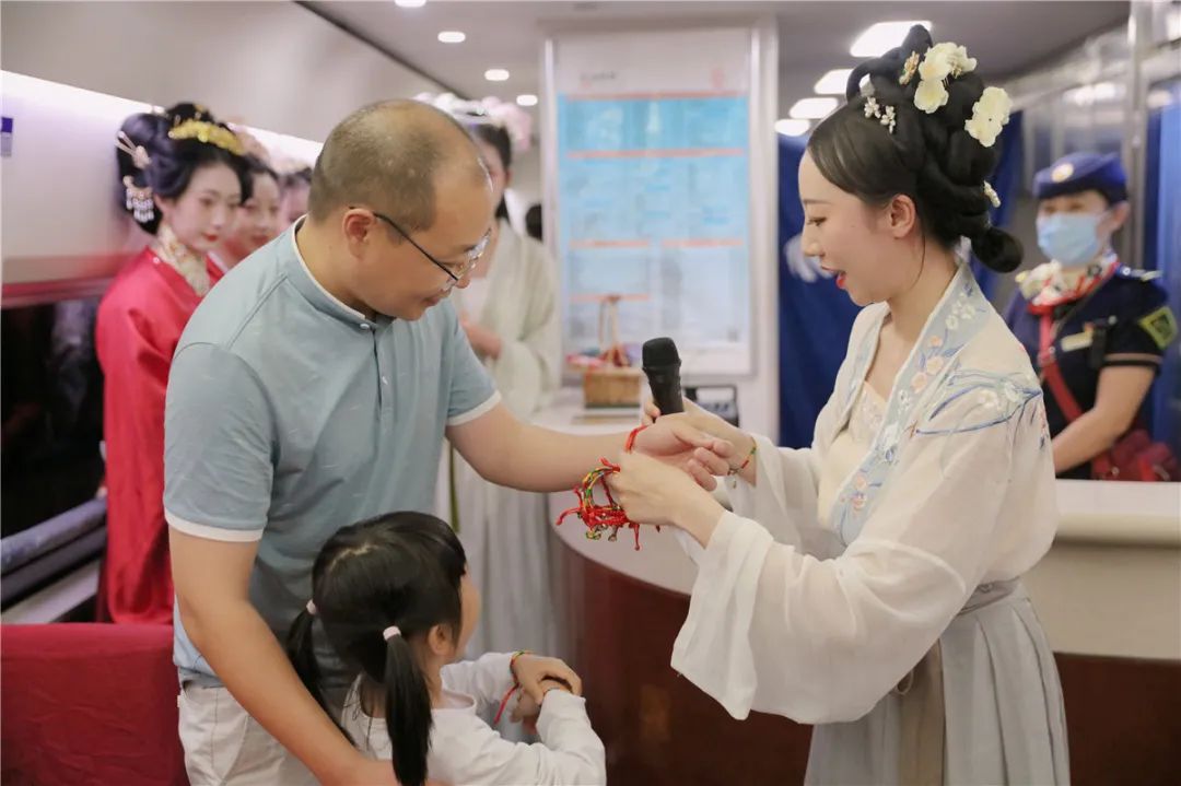 动车上的沉浸式端午诗会，你遇到了吗？