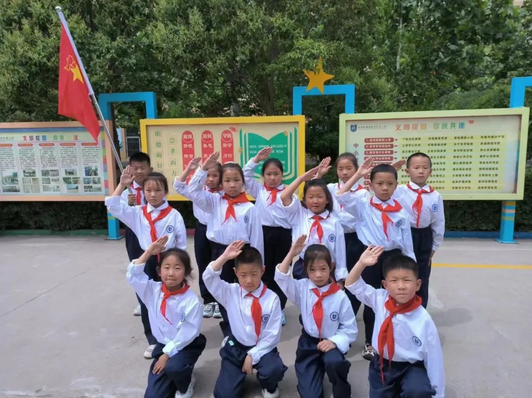 学习二十大争做好队员——盐湖区舜帝复旦示范小学少先队员分批入队仪式