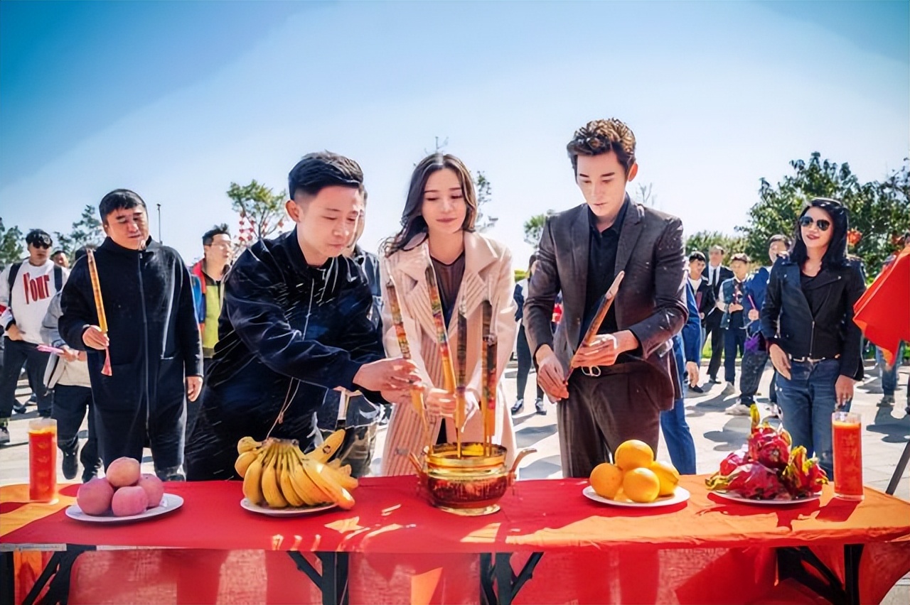 和杨紫飙戏受冯小刚赏识，北大校花彭高唱：北漂13年，我输得彻底