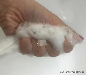 鼻子出油后补妆草莓鼻特明显,油性皮肤草莓鼻怎么改善